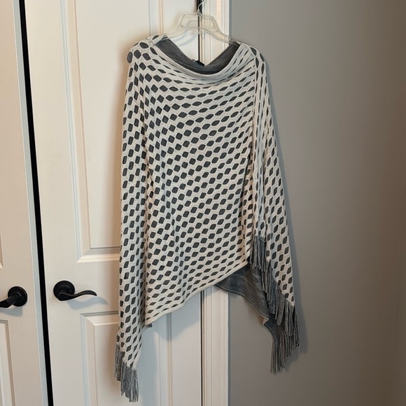 Adorable Max Edition gray & cream shawl - Picture 1 of 3